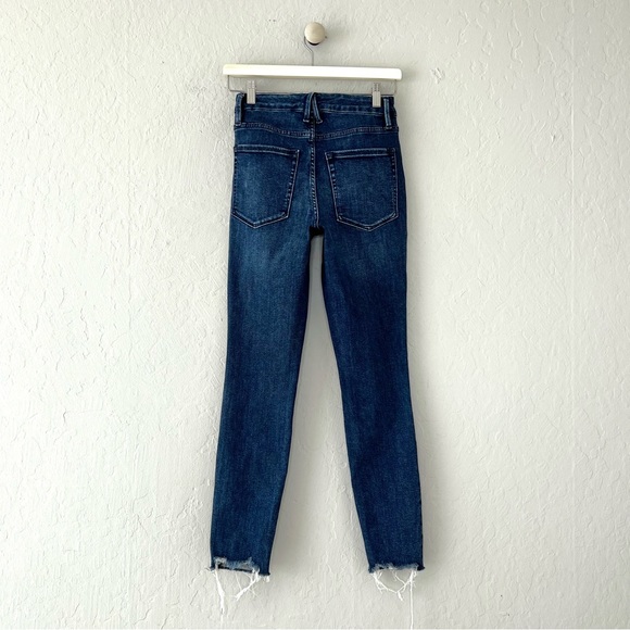 Good American Good Legs Skinny Jean w/ Raw Chewed Hem - Picture 4 of 10